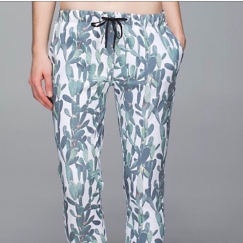 Lululemon jet crop pants, cactus print, size 8